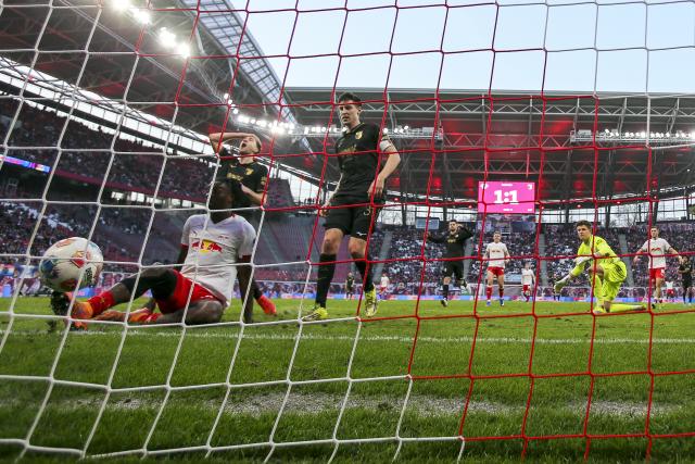 07 March 2026, Saxony, Leipzig: Augsburg's Arthur Chaves (2nd L) reacts after his own goal during the German Bundesliga soccer match between RB Leipzig and FC Augsburg at the Red Bull Arena. Photo: Jan Woitas/dpa - IMPORTANT NOTICE: DFL and DFB regulations prohibit any use of photographs as image sequences and/or quasi-video.