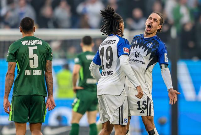 07 March 2026, Lower Saxony, Wolfsburg: Hamburger's Damion Downs and Yussuf Poulsen celebrate after the German Bundesliga soccer match between VfL Wolfsburg and Hamburger SV at the Volkswagen Arena. Photo: Andreas Gora/dpa - IMPORTANT NOTICE: DFL and DFB regulations prohibit any use of photographs as image sequences and/or quasi-video.