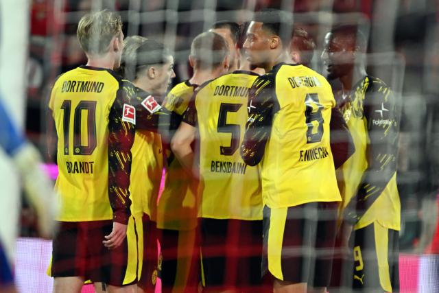 07 March 2026, North Rhine-Westphalia, Cologne: Dortmund Players celebrate their first goal scored by Serhou Guirassy during the German Bundesliga soccer match between 1. FC Cologne and Borussia Dortmund at the RheinEnergieStadion. Photo: Federico Gambarini/dpa - IMPORTANT NOTICE: DFL and DFB regulations prohibit any use of photographs as image sequences and/or quasi-video.