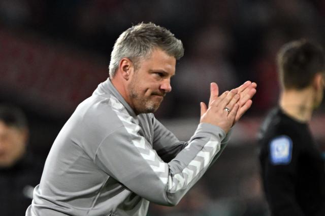 07 March 2026, North Rhine-Westphalia, Cologne: Cologne's coach Lukasz Kwasniok gives instructions on the touchline during the German Bundesliga soccer match between 1. FC Cologne and Borussia Dortmund at the RheinEnergieStadion. Photo: Federico Gambarini/dpa - IMPORTANT NOTICE: DFL and DFB regulations prohibit any use of photographs as image sequences and/or quasi-video.