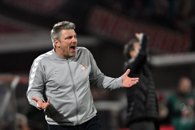 07 March 2026, North Rhine-Westphalia, Cologne: Cologne's coach Lukasz Kwasniok gives instructions on the touchline during the German Bundesliga soccer match between 1. FC Cologne and Borussia Dortmund at the RheinEnergieStadion. Photo: Federico Gambarini/dpa - IMPORTANT NOTICE: DFL and DFB regulations prohibit any use of photographs as image sequences and/or quasi-video.