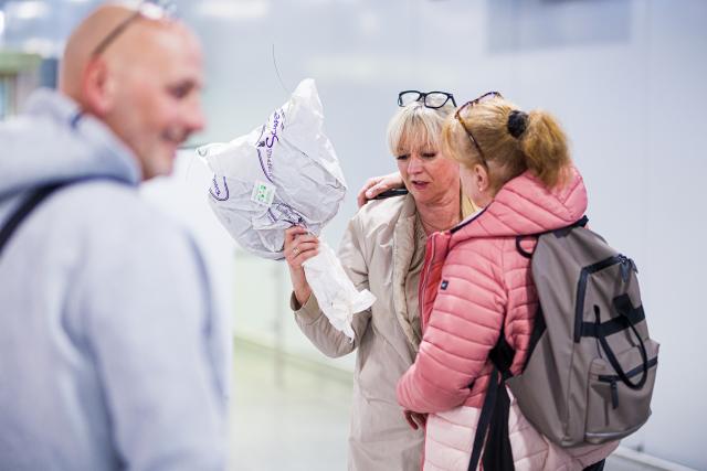 07 March 2026, Lower Saxony, Langenhagen: Tourists returning from Dubai are greeted by relatives after landing late in the evening at Hanover-Langenhagen Airport. Photo: Moritz Frankenberg/dpa