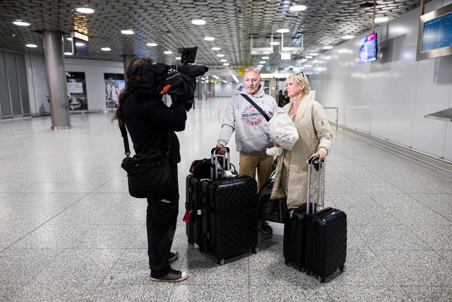 07 March 2026, Lower Saxony, Langenhagen: Tourists returning from Dubai are greeted by relatives after landing late in the evening at Hanover-Langenhagen Airport. Photo: Moritz Frankenberg/dpa
