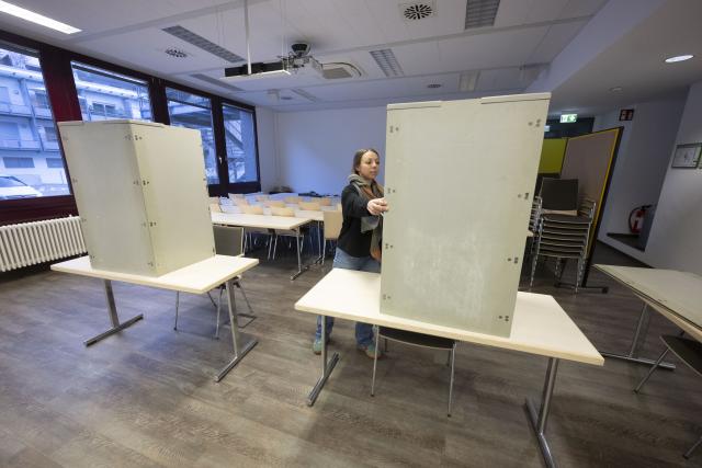 08 March 2026, Baden-Württemberg, Stuttgart: An election worker sets up a voting booth at a polling station in the city center ahead of the state elections to be held in Baden-Wuerttemberg on March 8. Photo: Marijan Murat/dpa