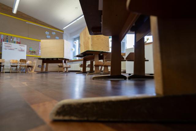 08 March 2026, Bavaria, Untermerzbach: Empty voting booths stand ready in a classroom as Bavaria prepares to elect nearly 40,000 officials in its municipal and district elections, with polling stations set to open at 8 a.m. Photo: Pia Bayer/dpa