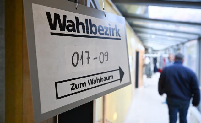 08 March 2026, Baden-Wuerttemberg, Stuttgart: A voter makes his way into a polling station ahead of the state elections to be held in Baden-Wuerttemberg on March 8. Photo: Bernd Weißbrod/dpa