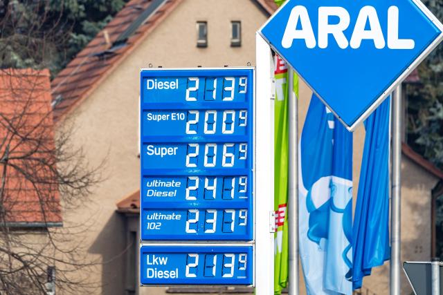 08 March 2026, Brandenburg, Vetschau: All types of fuel exceed two euros per litre on Sunday morning as fuel prices across Germany surge sharply in the wake of the Iran war. Photo: Frank Hammerschmidt/dpa