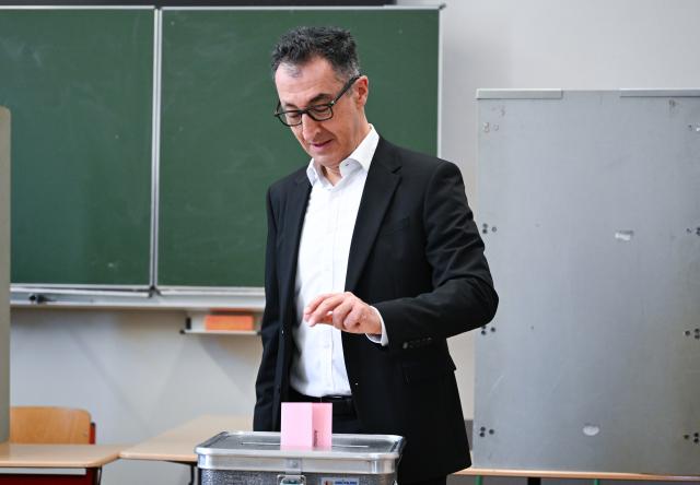 08 March 2026, Baden-Wuerttemberg, Stuttgart: Cem Oezdemir, leading candidate for the 2026 state election in Baden-Wuerttemberg, slides his completed ballot paper into a ballot box as the state goes to the polls on March 8. Photo: Bernd Weißbrod/dpa