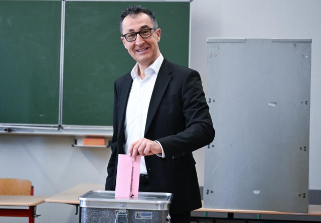 08 March 2026, Baden-Wuerttemberg, Stuttgart: Cem Oezdemir, leading candidate for the 2026 state election in Baden-Wuerttemberg, slides his completed ballot paper into a ballot box as the state goes to the polls on March 8. Photo: Bernd Weißbrod/dpa