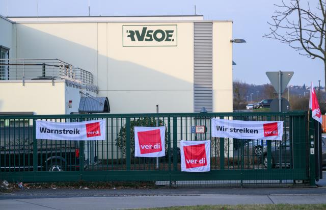 10 March 2026, Saxony, Pirna: Strike banners have been hung at the gate to the depot of Regionalverkehr Saechsische Schweiz-Osterzgebirge GmbH (RVSOE). Verdi is calling for warning strikes in local public transport as part of the ongoing collective bargaining negotiations. Photo: Robert Michael/dpa