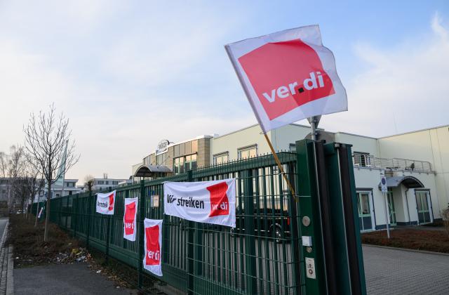 10 March 2026, Saxony, Pirna: Strike banners have been hung at the gate to the depot of Regionalverkehr Saechsische Schweiz-Osterzgebirge GmbH (RVSOE). Verdi is calling for warning strikes in local public transport as part of the ongoing collective bargaining negotiations. Photo: Robert Michael/dpa