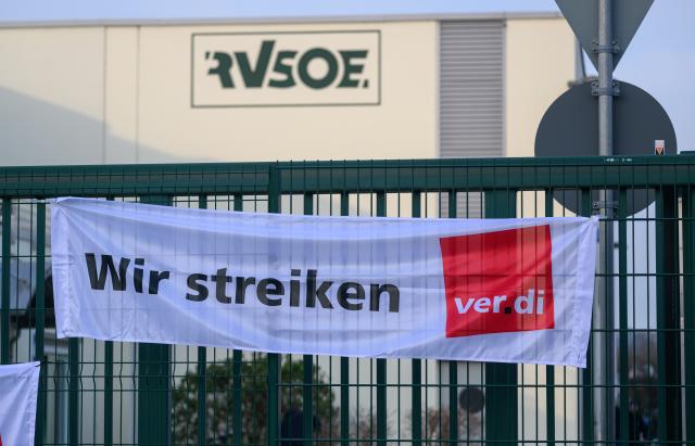 10 March 2026, Saxony, Pirna: Strike banners have been hung at the gate to the depot of Regionalverkehr Saechsische Schweiz-Osterzgebirge GmbH (RVSOE). Verdi is calling for warning strikes in local public transport as part of the ongoing collective bargaining negotiations. Photo: Robert Michael/dpa