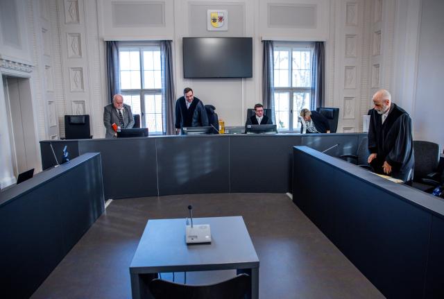 10 March 2026, Mecklenburg-Western Pomerania, Schwerin: Jan Balbach (C), presiding judge at the regional court, announces a postponement of the trial concerning the attempted explosion of an ATM. The defendant, who has a criminal record, is unable to attend the trial due to severe nosebleeds. Photo: Jens Büttner/dpa