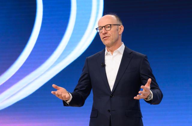 10 March 2026, Lower Saxony, Wolfsburg: Chief Financial Officer of Volkswagen AG Arno Antlitz speaks at the Volkswagen Group's annual press conference in Autostadt. Photo: Julian Stratenschulte/dpa