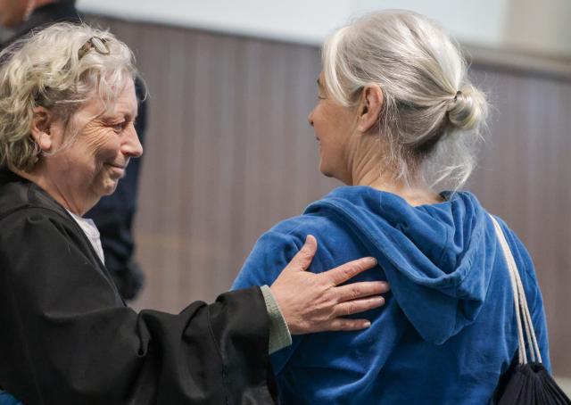 10 March 2026, Lower Saxony, Verden: Defendant Daniela Klette (R) greets her lawyer Undine Weyers during the continuation of her trial at Verden District Court. The investigators accuse Daniela Klette of attempted murder and 13 robberies. Photo: Focke Strangmann/dpa Pool/dpa