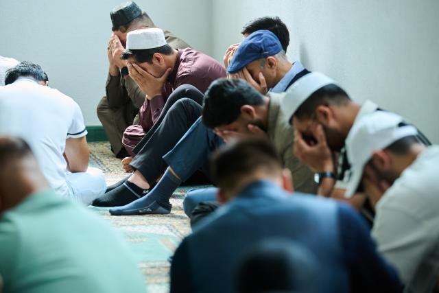 FILED - 06 June 2025, Berlin: Muslim men pray in the Khadija Mosque for the Muslim festival of Eid al-Adha. Photo: Annette Riedl/dpa
