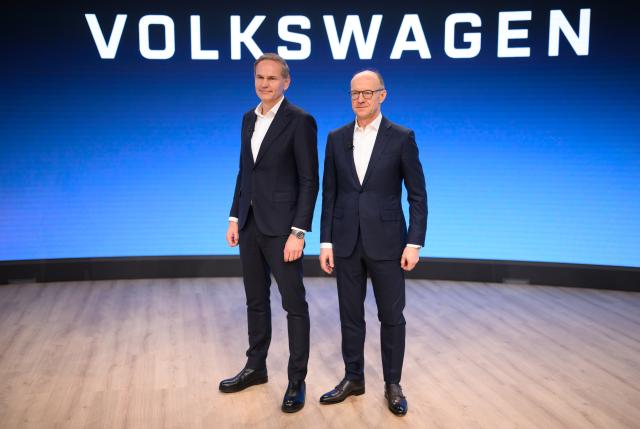 10 March 2026, Lower Saxony, Wolfsburg: Chairman of the Board of Management of Volkswagen AG Oliver Blume (L) and Chief Financial Officer of Volkswagen AG Arno Antlitz stand in the Autostadt after the Volkswagen Group's annual press conference. Photo: Julian Stratenschulte/dpa