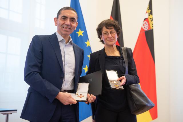 FILED - 26 January 2022, Rhineland-Palatinate, Mainz: German vaccine maker BioNTech founders Ugur Sahin (L) and Oezlem Tuereci attend the award ceremony for the Order of Merit of the State of Rhineland-Palatinate at the State Chancellery in Mainz. Sahin and Tuereci will leave by the end of 2026 at the latest, when their employment contracts expire. Photo: Boris Roessler/dpa