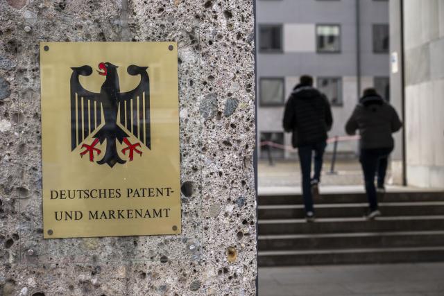 FILED - 25 March 2025, Munich: A sign reading "German Patent and Trademark Office" can be seen at the main entrance to the German Patent Office. Photo: Peter Kneffel/dpa