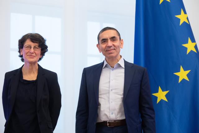 FILED - 26 January 2022, Rhineland-Palatinate, Mainz: German vaccine maker BioNTech founders Ugur Sahin (L) and Oezlem Tuereci attend the award ceremony for the Order of Merit of the State of Rhineland-Palatinate at the State Chancellery in Mainz. Sahin and Tuereci will leave by the end of 2026 at the latest, when their employment contracts expire. Photo: Boris Roessler/dpa