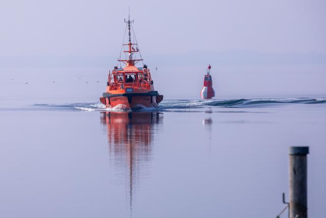 10 March 2026, Mecklenburg-Vorpommern, Timmendorf (poel): The pilot boat "Pilot Petermann" enters the small harbor on the Baltic Sea island of Poel in thick fog. Photo: Jens Büttner/dpa