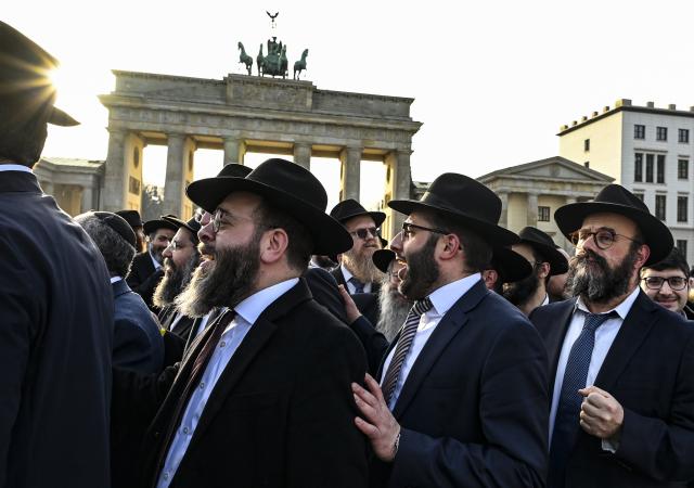 10 March 2026, Berlin: Rabbis from numerous European countries taking part in the European Rabbinical Conference gather for a group photo in front of the Brandenburg Gate. The Jewish community Chabad Berlin is hosting the conference of the Rabbinical Center of Europe. The conference is characterized by dialogue, mutual respect and the strengthening of European cohesion. Photo: Jens Kalaene/dpa