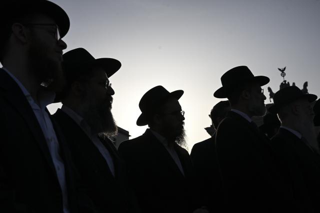 10 March 2026, Berlin: Rabbis from numerous European countries taking part in the European Rabbinical Conference gather for a group photo in front of the Brandenburg Gate. The Jewish community Chabad Berlin is hosting the conference of the Rabbinical Center of Europe. The conference is characterized by dialogue, mutual respect and the strengthening of European cohesion. Photo: Jens Kalaene/dpa