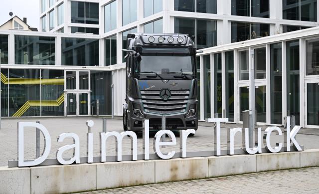 FILED - 18 October 2024, Baden-Wuerttemberg, Stuttgart: The Daimler Truck logo is displayed at the commercial vehicle manufacturer's headquarters. Photo: Bernd Weißbrod/dpa