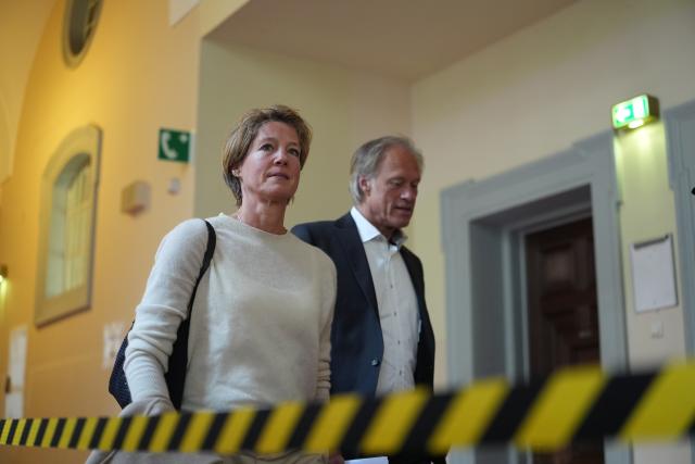 12 March 2026, Hamburg: German restaurateur and entrepreneur Christina Block (L) and former television presenter and sports journalist Gerhard Delling arrive at the courtroom for the trial on charges of alleged child abduction at the Hamburg Regional Court. Photo: Marcus Brandt/dpa