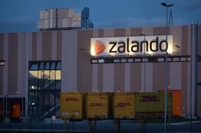 FILED - 22 October 2013, Thuringia, Erfurt: A general view of the logistics center of online retailer Zalando in Erfurt. Photo: Marc Tirl/dpa-Zentralbild/dpa