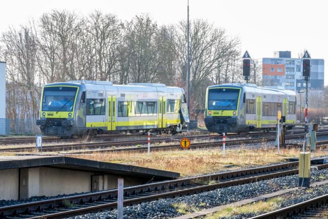 12 March 2026, Bavaria, Bayreuth: A train passes a wrecked regional train at Bayreuth Central Station, following a collision between two regional trains. Photo: Pia Bayer/dpa