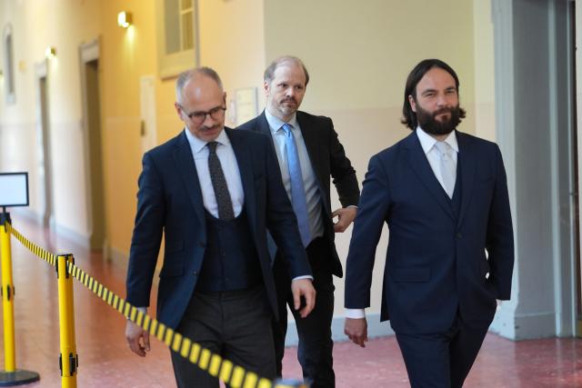 12 March 2026, Hamburg: (L-R) Marko Voss, defense attorney for Costard; David Rieks, defense attorney for Delling; and Ingo Bott, defense attorney for Block, arrive at Hamburg Regional Court for the trial on charges of alleged child abduction, stemming from a covert operation on New Year's Eve 2023/24, in which Block's two children were brought from Denmark to Germany. Photo: Marcus Brandt/dpa