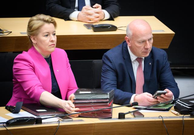 12 March 2026, Berlin: Berlin Senator for Economics, Energy, and Public Enterprises Franziska Giffey (L) and Governing Mayor of Berlin Kai Wegner sit at the start of the 82nd plenary session in the Berlin House of Representatives. Photo: Bernd von Jutrczenka/dpa