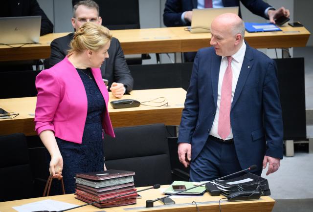12 March 2026, Berlin: Berlin Senator for Economics, Energy, and Public Enterprises Franziska Giffey (L) talks with Governing Mayor of Berlin Kai Wegner at the start of the 82nd plenary session in the Berlin House of Representatives. Photo: Bernd von Jutrczenka/dpa