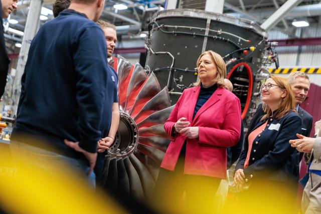 12 March 2026, Brandenburg, Dahlewitz: Baerbel Bas (C), Germany's Minister of Labor and Social Affairs, joins participants from companies, labor market stakeholders, and representatives from Brandenburg, other eastern German states, and the German government at the opening of the Regional Skilled Labor Workshop at engine manufacturer Rolls-Royce, to discuss strategies for securing skilled labor at the local level. Photo: Carsten Koall/dpa