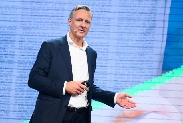 12 March 2026, Lower Saxony, Hanover: Thomas Dueffert, Chief Executive Officer of Madsack Mediengruppe, addresses the audience at the event "The Future of German Media," held at Madsack's historic printing plant, as the industry gathering focuses on the key factors for success in journalism in today's digital world. Photo: Julian Stratenschulte/dpa