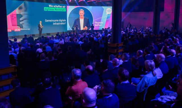 12 March 2026, Lower Saxony, Hanover: Thomas Dueffert, Chief Executive Officer of Madsack Mediengruppe, addresses the audience at the event "The Future of German Media," held at Madsack's historic printing plant, as the industry gathering focuses on the key factors for success in journalism in today's digital world. Photo: Julian Stratenschulte/dpa