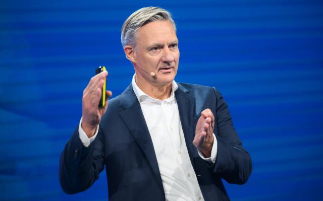 12 March 2026, Lower Saxony, Hanover: Thomas Dueffert, Chief Executive Officer of Madsack Mediengruppe, addresses the audience at the event "The Future of German Media," held at Madsack's historic printing plant, as the industry gathering focuses on the key factors for success in journalism in today's digital world. Photo: Julian Stratenschulte/dpa