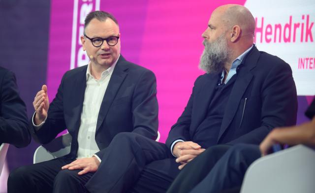 12 March 2026, Lower Saxony, Hanover: Hendrik Luenenborg (L), director of Norddeutscher Rundfunk (NDR), and Holger Friedrich, publisher of the Berliner Zeitung, attend a panel discussion during the event "The Future of German Media," held at Madsack's Alte Druckerei, as the industry gathering focuses on the key success factors for journalism in the digital age. Photo: Julian Stratenschulte/dpa