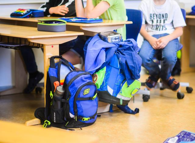 FILED - 17 August 2023, Lower Saxony, Hanover: Students sit next to their school bags in the classroom. A 7-year-old boy enjoyed a brief moment of fame at his German primary school when he brought in ·5,000 ($5,700) in cash, police said on Thursday. Photo: Julian Stratenschulte/dpa