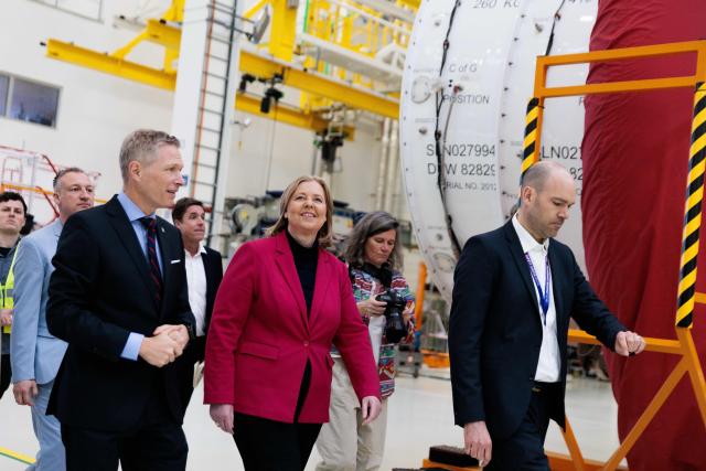12 March 2026, Brandenburg, Dahlewitz: German Minister of Labor and Social Affairs Baerbel Bas, walks with Dirk Geisinger (L), Chairman of the Management Board of Rolls-Royce Germany, during a tour at the opening of the Regional Skilled Workers Workshop at engine manufacturer Rolls-Royce. Photo: Carsten Koall/dpa