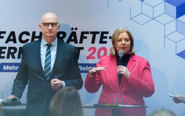 12 March 2026, Brandenburg, Dahlewitz: German Minister of Labor and Social Affairs Baerbel Bas,  and Dietmar Woidke, Minister President of Brandenburg, take part in the opening of the Regional Skilled Workers Workshop at engine manufacturer Rolls-Royce. Photo: Carsten Koall/dpa