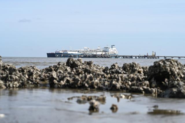 12 March 2026, Lower Saxony, Wilhelmshaven: The special vessel Hoeegh Esperanza is moored at the Wilhelmshaven LNG terminal on the Jade River, serving as a floating storage and regasification unit (FSRU) that receives delivered liquefied natural gas (LNG), regasifies it, and feeds it into the German gas grid. Photo: Lars Penning/dpa