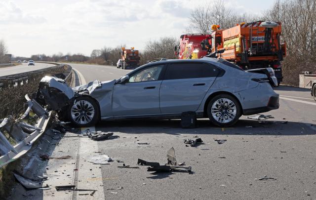 12 March 2026, Mecklenburg-Western Pomerania, Lindholz: A view of the scene of an accident on the A20 motorway near Lindholz, in which Mecklenburg-Western Pomerania's Economics Minister Wolfgang Blank is among those injured, after a maintenance vehicle triggers a collision between the Bad Suelze and Tessin junctions, sending a car into the central reservation. Photo: Bernd Wüstneck/dpa