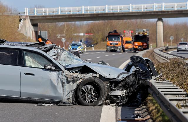 12 March 2026, Mecklenburg-Western Pomerania, Lindholz: A view of the scene of an accident on the A20 motorway near Lindholz, in which Mecklenburg-Western Pomerania's Economics Minister Wolfgang Blank is among those injured, after a maintenance vehicle triggers a collision between the Bad Suelze and Tessin junctions, sending a car into the central reservation. Photo: Bernd Wüstneck/dpa
