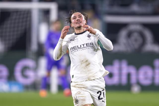 FILED - 05 October 2025, North Rhine-Westphalia, Moenchengladbach: Moenchengladbach's Rocco Reitz reacts during the German Bundesliga soccer match betwene Borussia Moenchengladbach and SC Freiburg at Stadion im Borussia-Park.  A summer transfer of Rocco Reitz to Bundesliga rivals RB leipzig appears to be near. Photo: David Inderlied/dpa