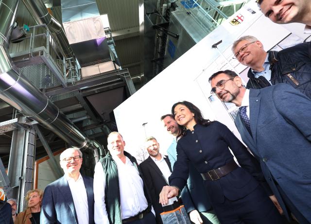 12 March 2026, Bavaria, Memmingen: Katherina Reiche (4-R), German Minister of Economics, opens a new combined heat and power plant together with Klaus Holetschek (3-R), Chairman of the CSU parliamentary group in the Bavarian state parliament, and representatives from politics and business. Photo: Karl-Josef Hildenbrand/dpa