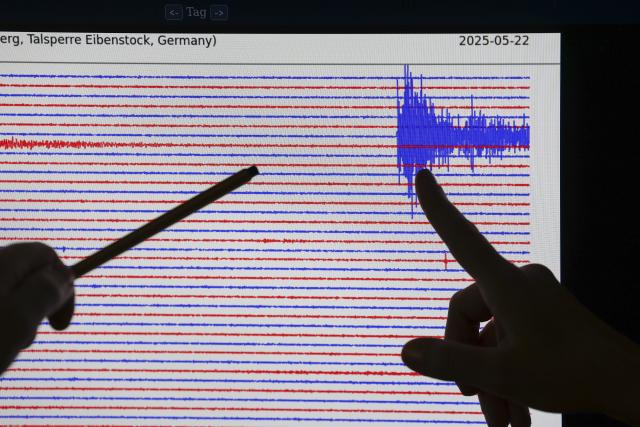 FILED - 26 May 2025, Saxony, Freiberg: Employees of TU Bergakademie Freiberg discuss the seismic readings from the Eibenstock earthquake monitoring station at the Saxony Network Data Center. Photo: Jan Woitas/dpa