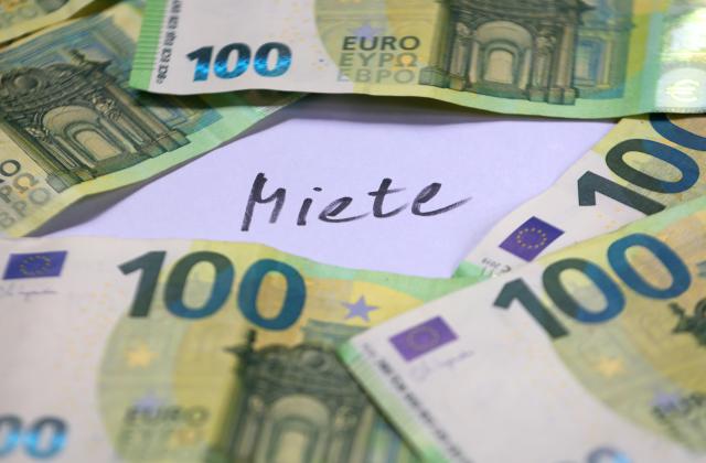 FILED - 03 June 2025, Augsburg: 100-euro banknotes lie around the word "rent" in German. Photo: Karl-Josef Hildenbrand/dpa