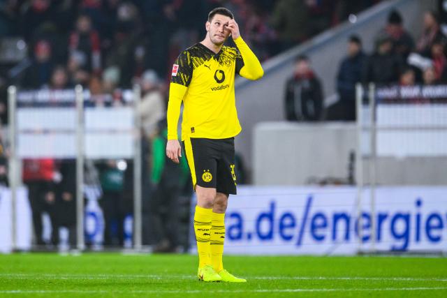 FILED - 14 December 2025, Baden-Württemberg, Freiburg im Breisgau: Borussia Dortmund's Niklas Suele looks disappointed after the German Bundesliga soccer between SC Freiburg and Borussia Dortmund at the Europa-Park Stadium. Photo: Tom Weller/dpa